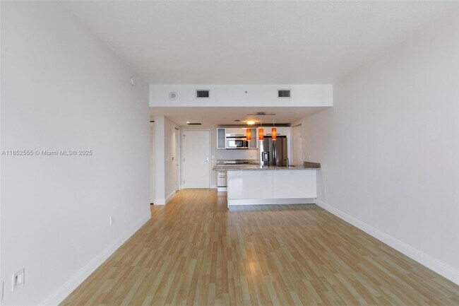 Photo - 185 SW 7th St Unidad 3410 Rental