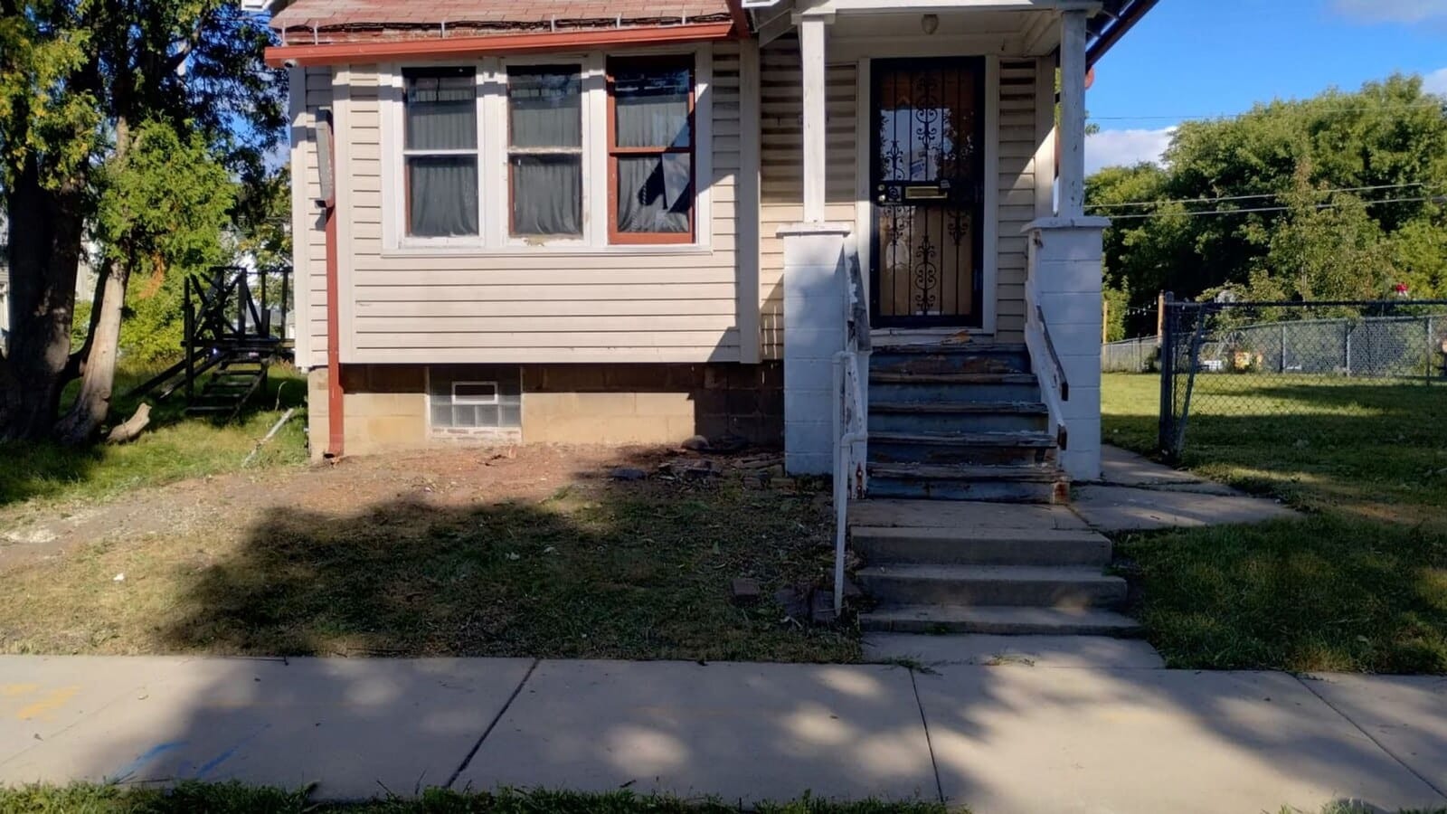 Updated 3-bedroom single family house available 12/1 ! - Updated  3-bedroom single family house available 12/1 !