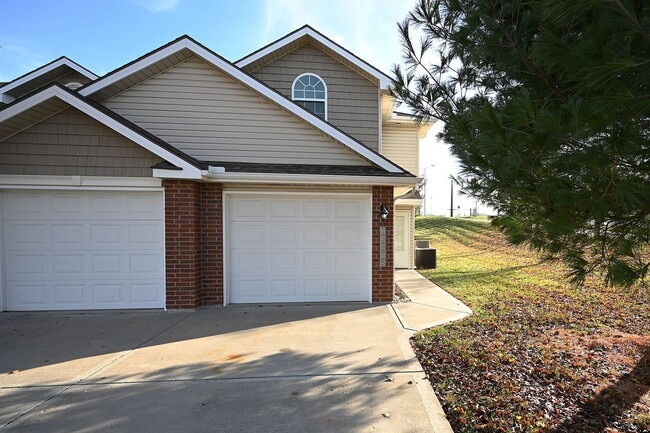 Building Photo - 3 Bedroom, 2.5 bath Townhome with 1 car garage!