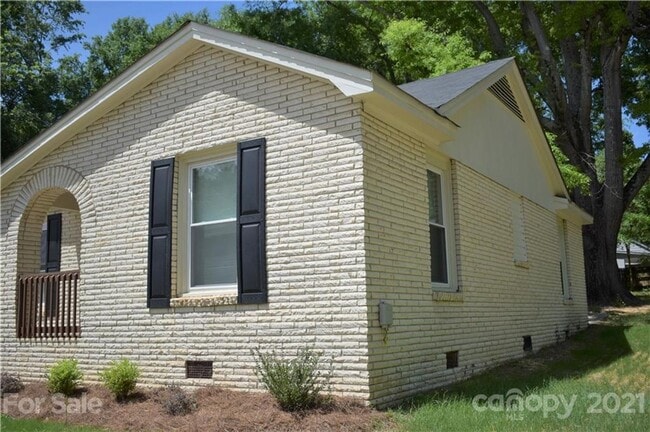Photo - Charming 2-BR Brick Home with a Yard, and everything you need – Minutes from Downtown!
