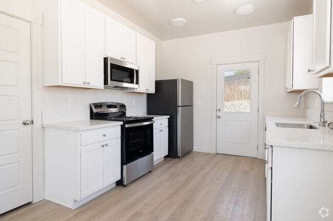 1BR, 1BA - 702SF - Kitchen