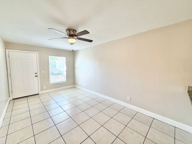 Photo - PIKUS (2001 46th Ter SW) Unidad #A