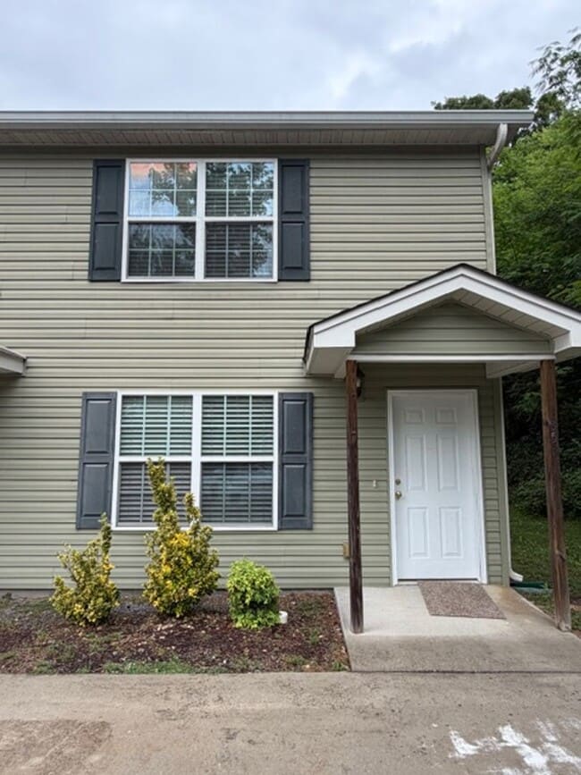 Building Photo - **MOVE IN SPECIAL, 1/2 OFF FIRST MONTHS RENT** 2Bedroom, 1.5 Bath Townhouse
