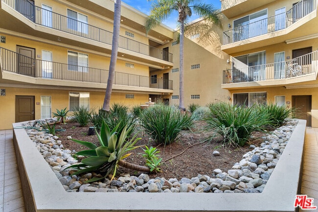 Building Photo - 1661 S Bundy Dr Unit 303 Rental