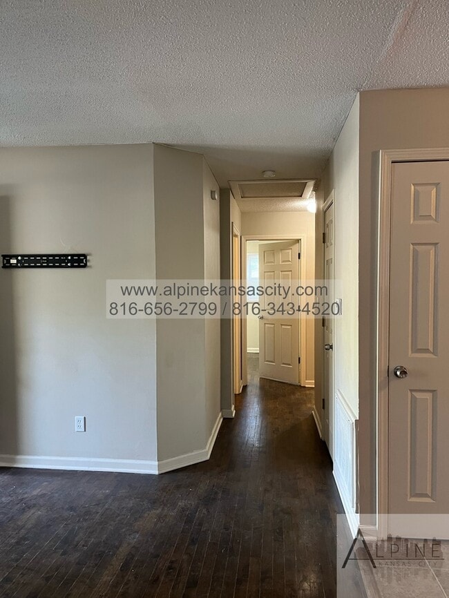 Photo - Cute Home near WOF!