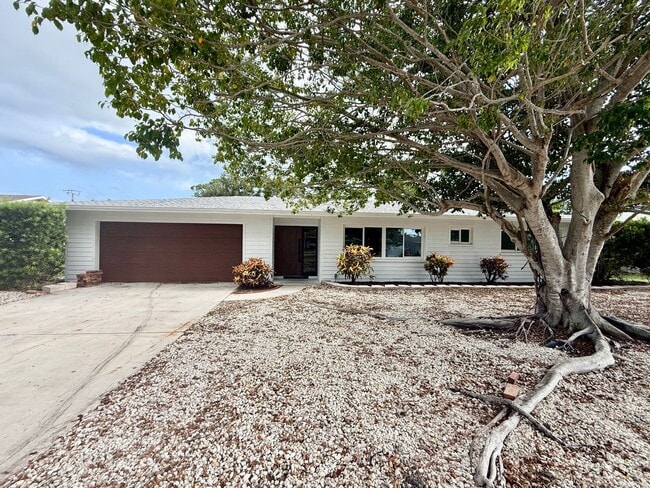 Unique & Renovated 3 Bedroom, 2 and 2 Half... - Unique & Renovated 3 Bedroom, 2 and 2 Half... House