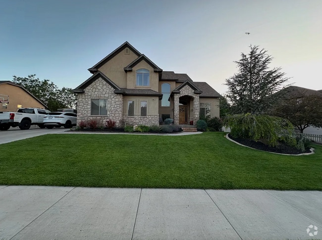 Building Photo - 6 Bed/3.5 Bathroom house in Herriman