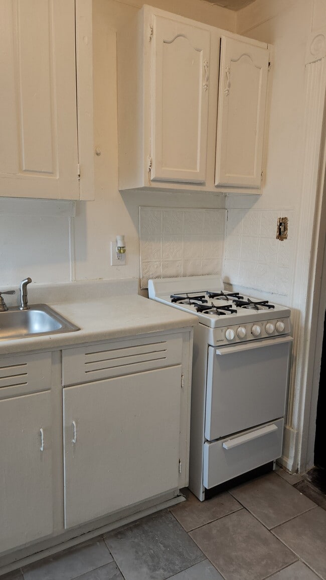 Building Photo - 226 Clymer St Unit Aprt 3