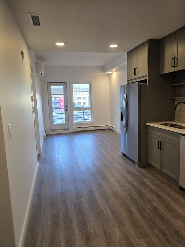 Photo - 350-3350 Livingston Common NE