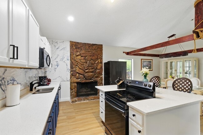 Photo - 16319 Burns Dr W