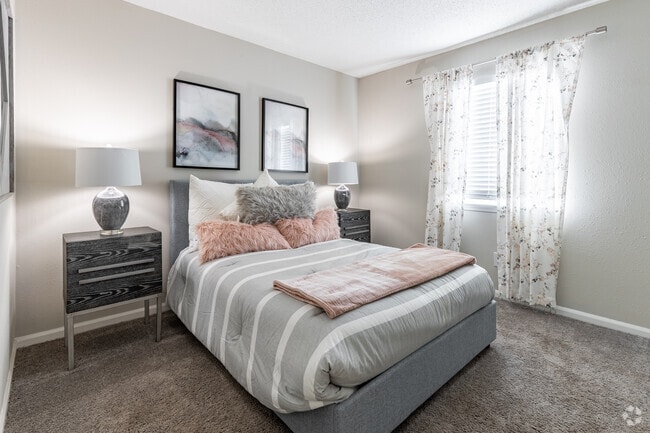 2BR, 1.5BA - 1010SF