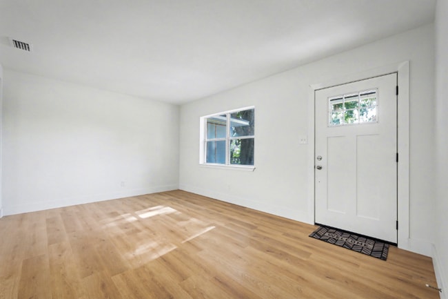 Photo - 5827 Ansley St