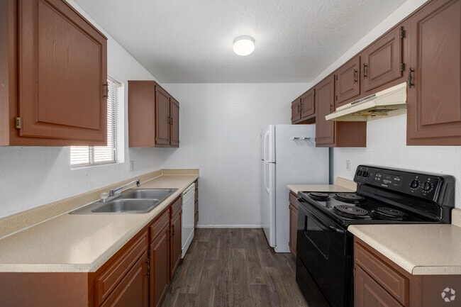 2BR, 1BA - 809SF - Kitchen - Shadow Ridge Apartments