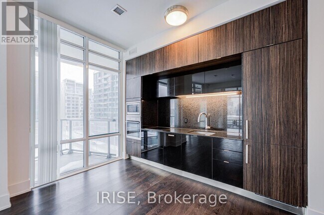 Photo - 15 Merchants' Wharf Unit 601