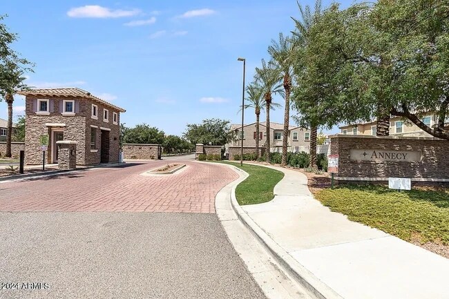 Gated community with tree-lined streets - 1917 E Hampton Ln Townhome