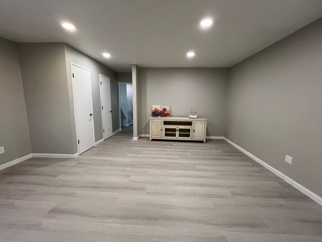 Photo - 3 bedroom 1.5 bath - for rent $3300