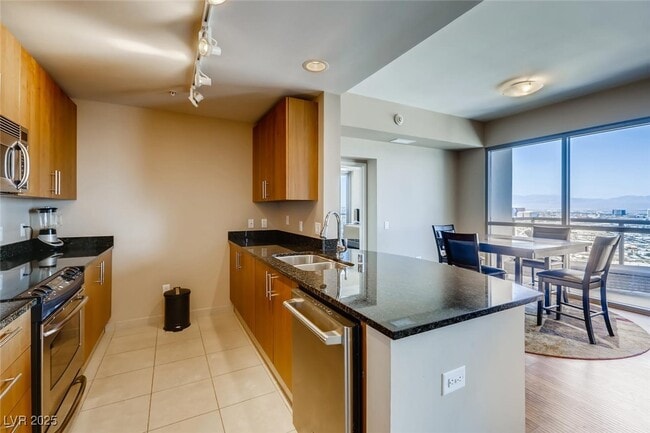 Building Photo - 200 W Sahara Ave Unit 2912