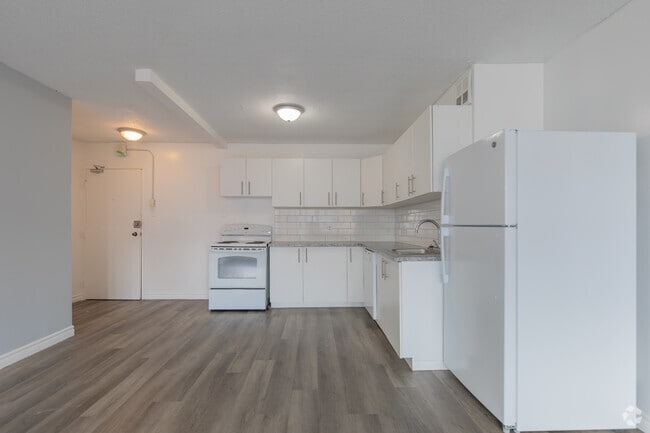 2BR, 1BA - 850SF - Kitchen - Ouellette Place