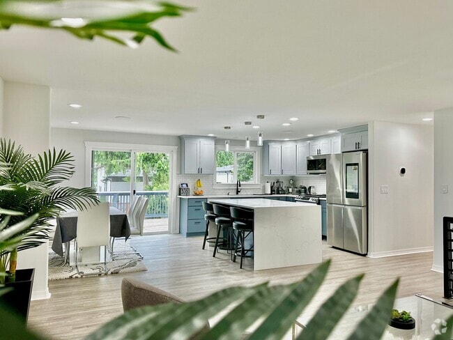 Building Photo - Fully Remodeled, Partially Furnished 4BR/3... Rental