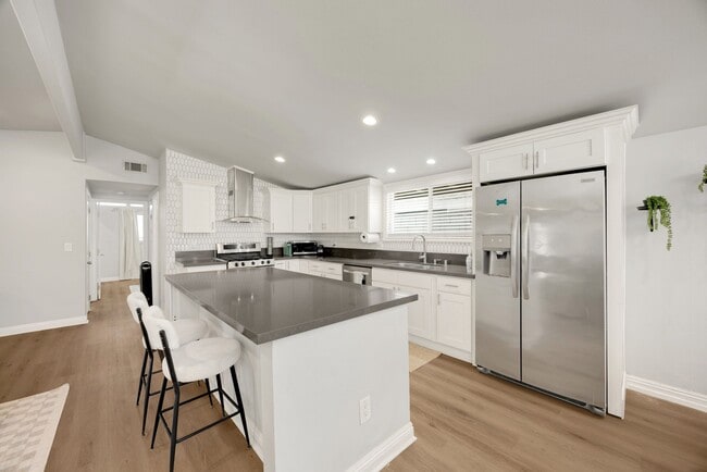 1048 N Hermosa Dr