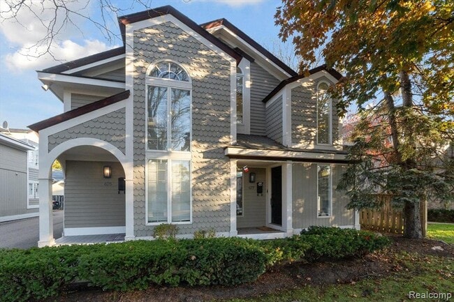 Building Photo - 677 E Lincoln St Unit 4