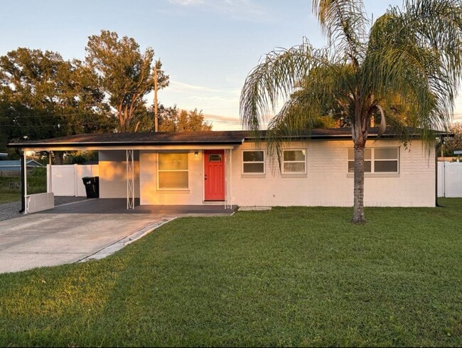 Building Photo - 3 Bedrooms on a fenced back yard and a sou...