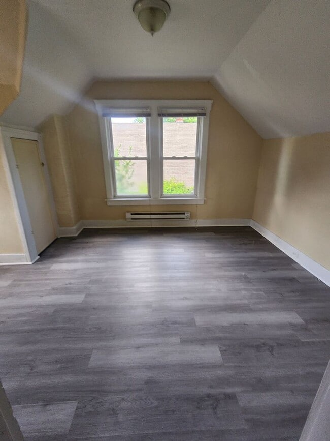 Photo - One Bedroom Clean Apt For Rent Unit 3