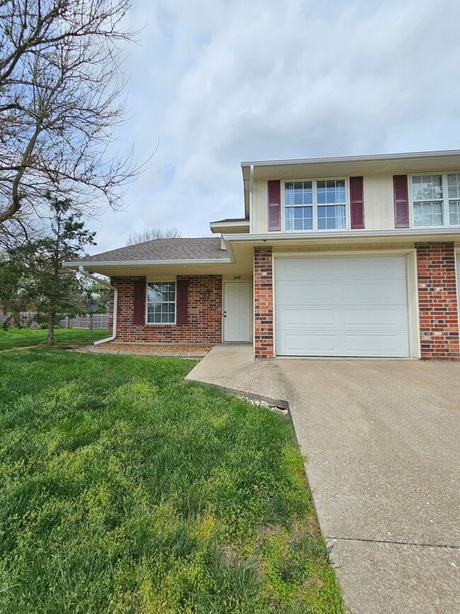 Building Photo - 3 bed, 2 bath Duplex, South Columbia