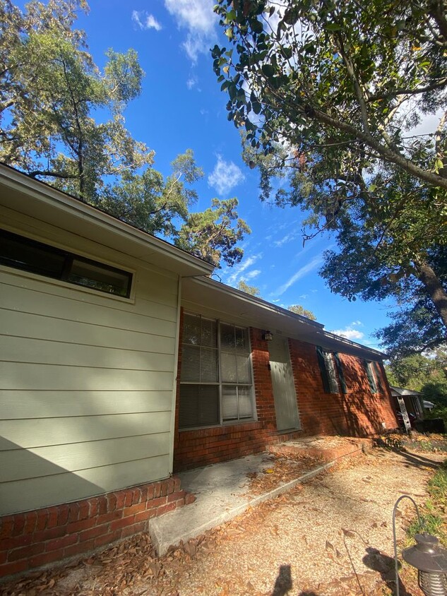 AVAILABLE NOW 3 BEDROOM 2 BATH SINGLE STORY - NEW ON THE MARKET & AVAILABLE NOW 3 BEDROO...