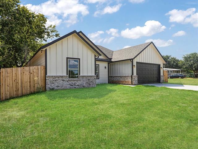 Photo - 2411 Mercedes St