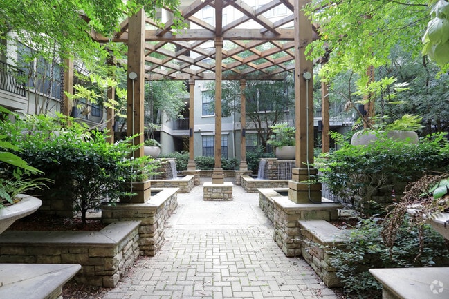 courtyard - Gramercy At Buckhead