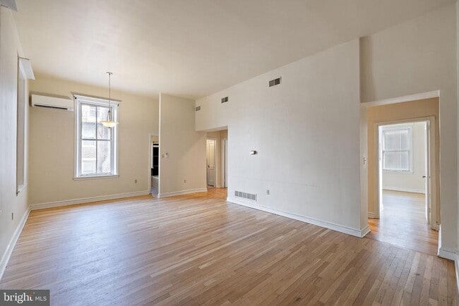 Building Photo - 1401 Delaware Ave Unit 1R