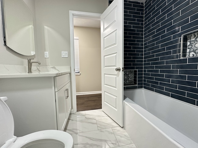 Photo - 572-574 Wedgewood Dr