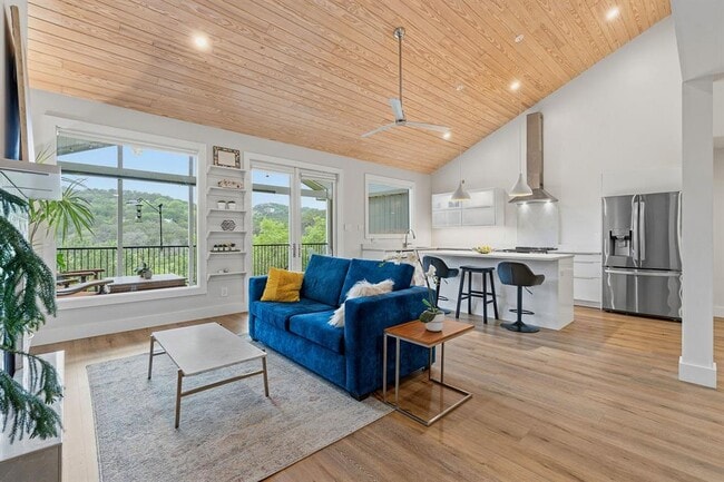 Building Photo - 1821 Westlake Dr Unit 131