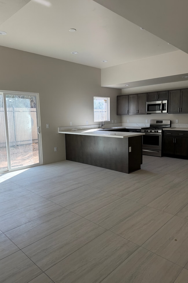 Photo - 701 E Elm St