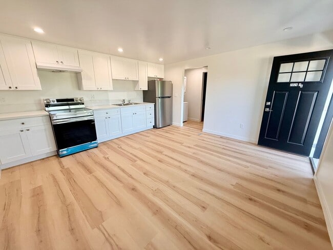 Building Photo - 2922 8th Ave Unit 2924 1/4 8th Ave