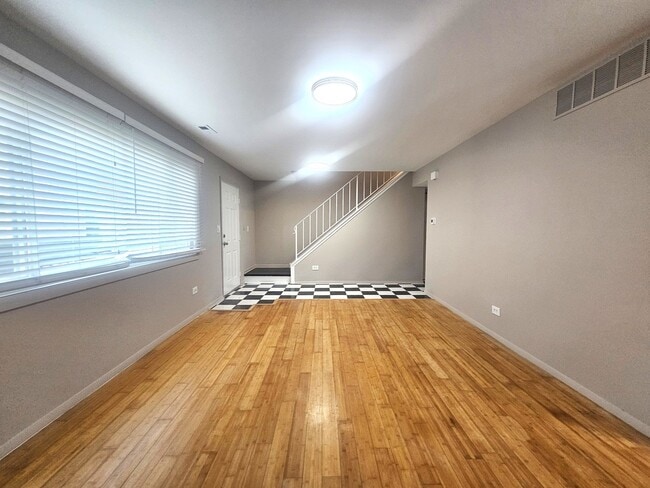 Photo - 841 Oxford Pl