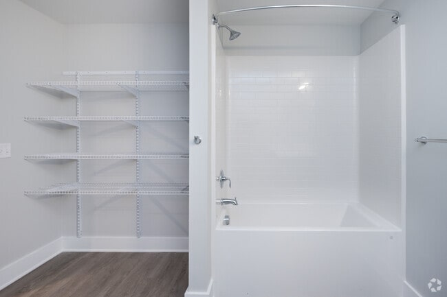 2BR, 1BA - 1054SF - Bathroom - Cherokee Landing