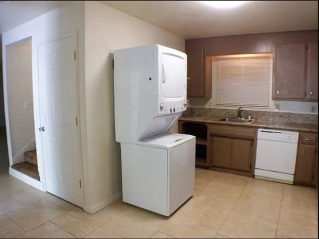 Photo - 818 W 1st St Unit 818 1/2 House