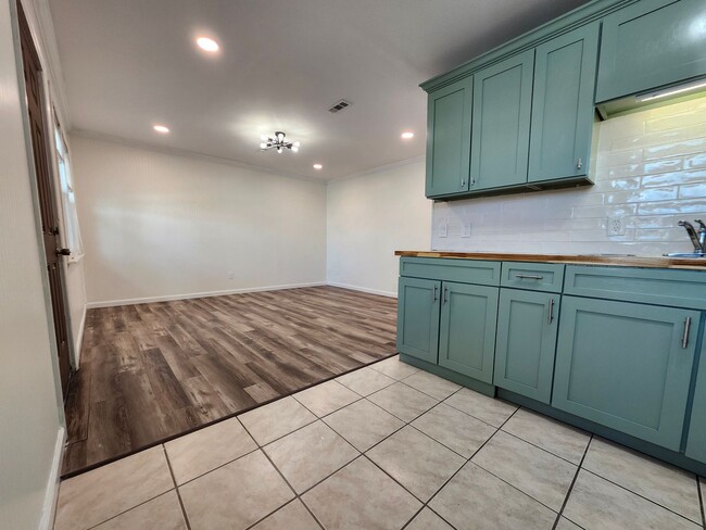 Building Photo - newly renovated 2 bedroom, 1 bathroom apar... Rental