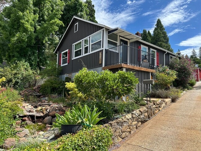 Building Photo - Adorable 2 Bedroom One Bathroom Home Close to Downtown Grass Valley and Shopping