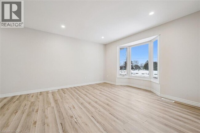 Photo - 1238 Ottawa Street S