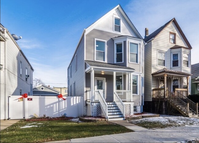 Building Photo - 3349 N Hamlin Ave Unit #2 Rental