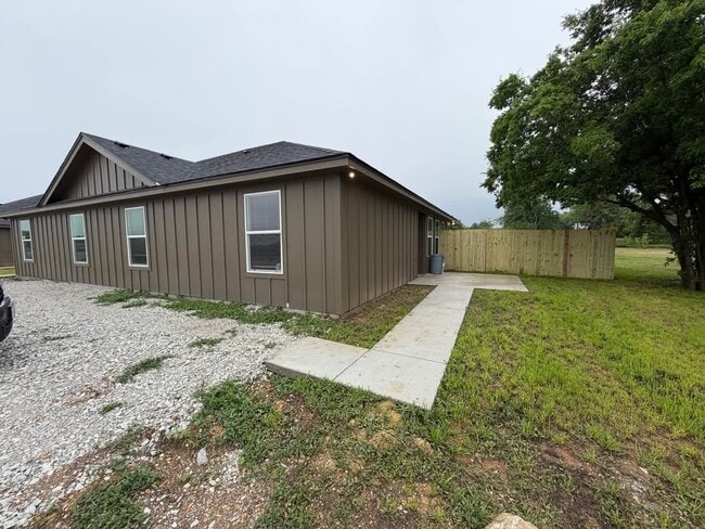 Building Photo - 132 Laura Anne Loop