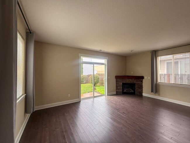 Photo - 1385 Glacier View St SE