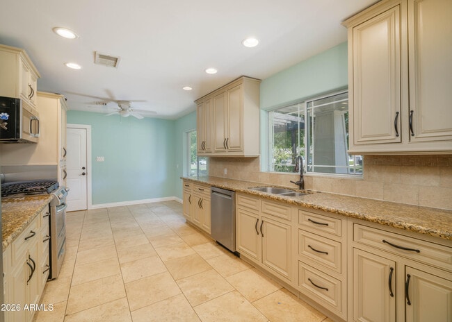 Photo - 121 W Orchid Ln