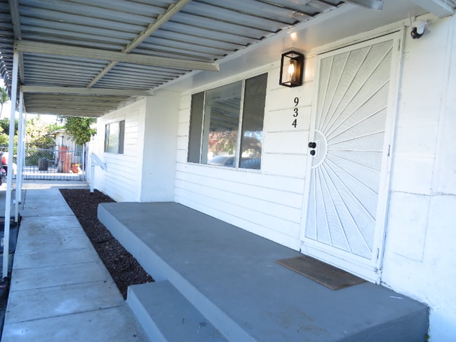 Building Photo - 934 Plaza Serena