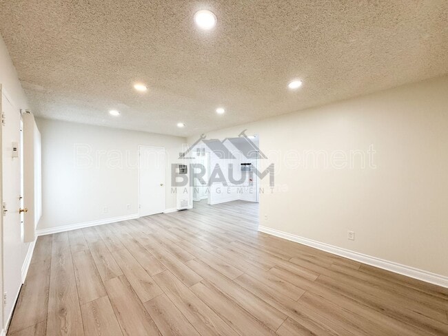 Photo - 19401 Haynes St Unidad 6