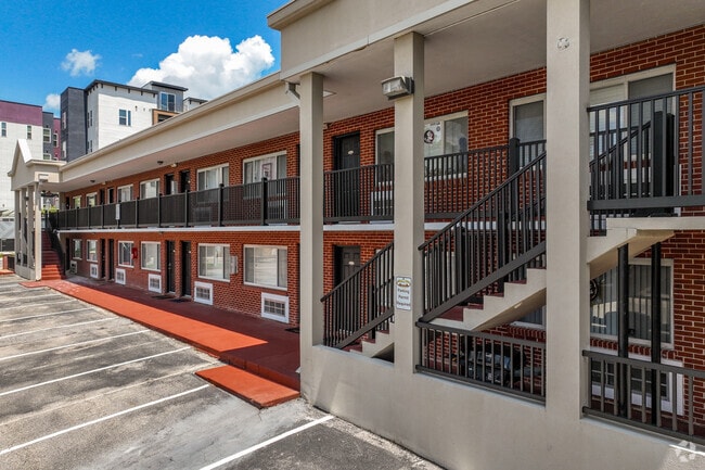 Alternar - Stadium View Condominiums