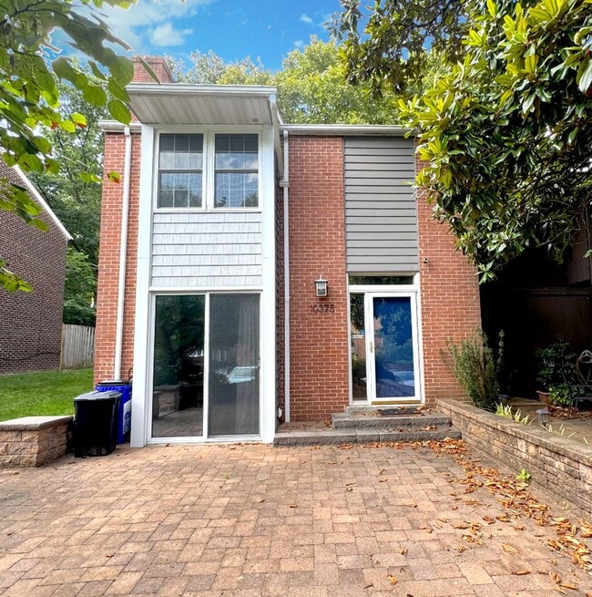 Building Photo - Lovely 3 BR/2.5 BA Townhome in Columbia!